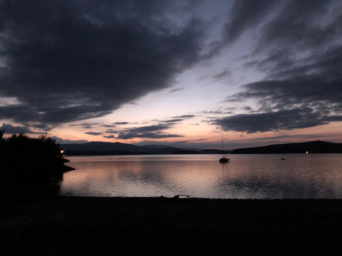 Lake Lipno in der Dämmerung